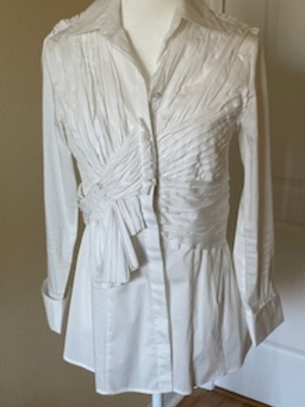 Robbi & Nikki White Long-Sleeved Pleated Blouse - size S